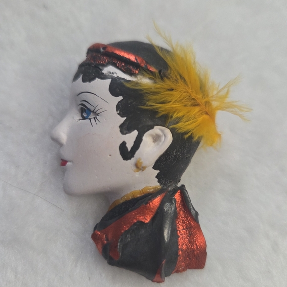 Jewelry - Vintage Decorative Figurine Brooch